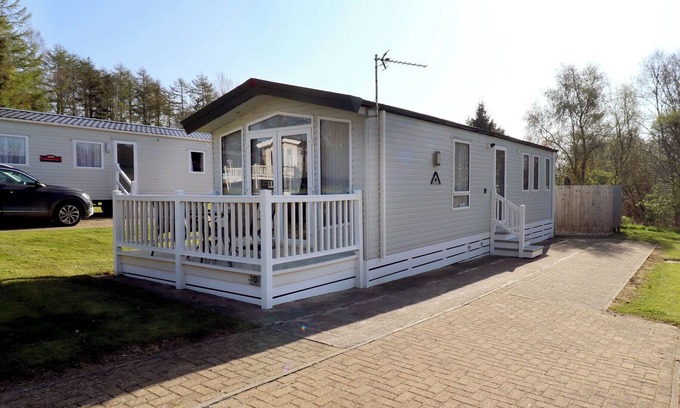 Swarland Cabaña | 10 WOODLANDS WAY, pet friendly, with a garden in Longframlington