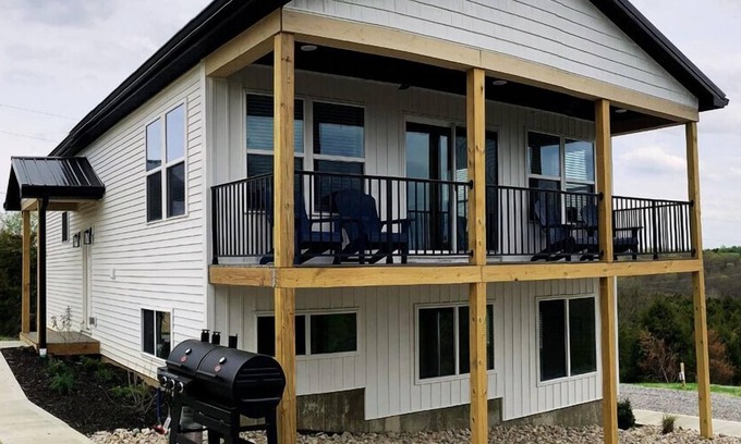 Williamstown Casa | 100 Acre Relaxing Retreat Near ARK- The Farmhouse