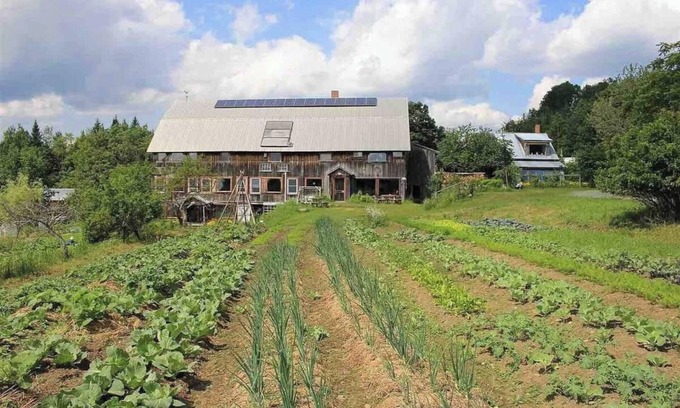 Greensboro Bend Complejo | 100+ Acres and Renovated Barn for Retreats, Small Weddings, Large Groups