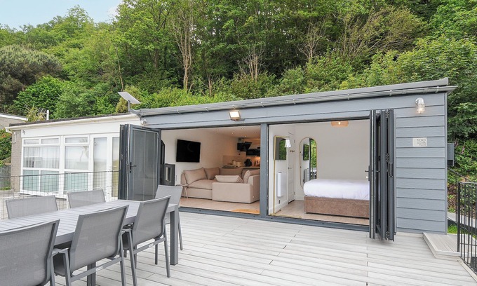 Millendreath Casa | 100 HILLSIDE VILLAS, pet friendly, country holiday cottage in Looe