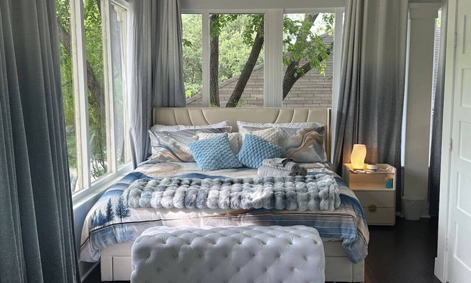 Hancock Apartamento | 💫 100-in TV|Massage Chair|KING Beds|Walk to UT: ½ mi