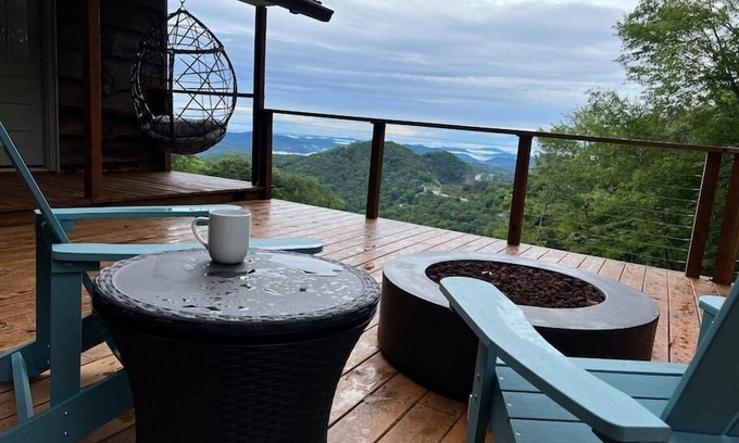 Apple Ridge Cabina | 100 mile view, 2.5 miles to downtown Blowing Rock.