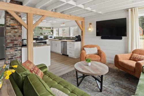 Moscow Casa | 100% Renovated Stowe Village Farmhouse