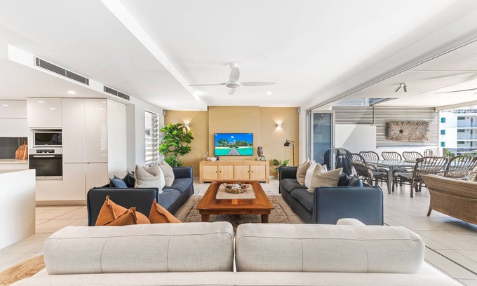 Alexandra Headland Casa | 100 steps to the beach. Our modern Sunshine Coast home accommodates 12 guests