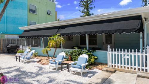 Siesta Key Village Casa | 100 Steps to beach access - 5 minute walk to the Village - Private Porch