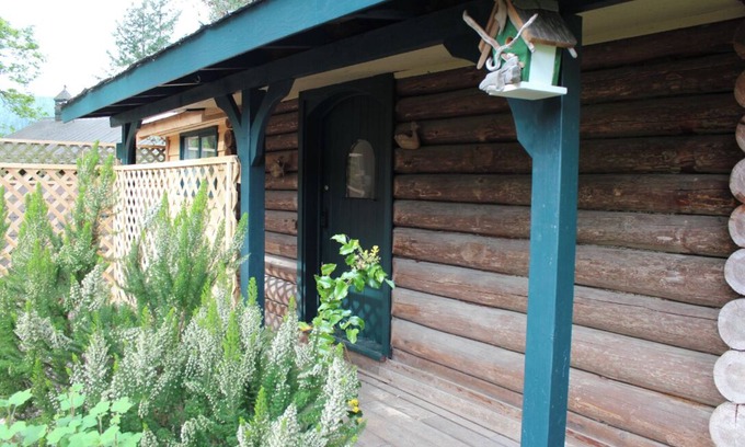 Ganges Cabina | Cabaña de troncos de 100 años restaurada con amor, con baño y cocina nuevos