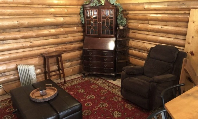 Livingston Cabina | 100 Year Old Cabin Sleeps 6 in Paradise Valley, MT