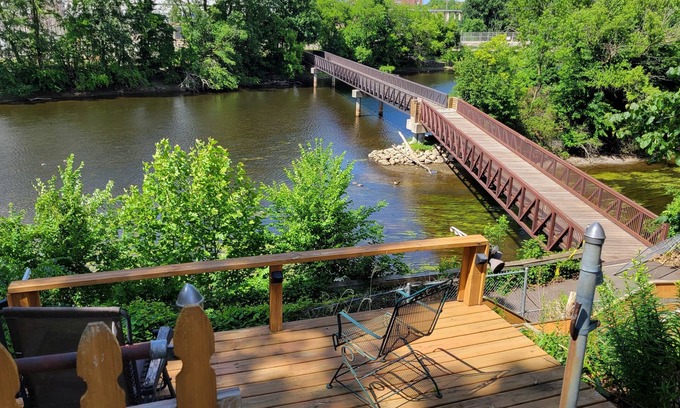 Lansing Casa | 100 year old home on the river. Quiet and pretty