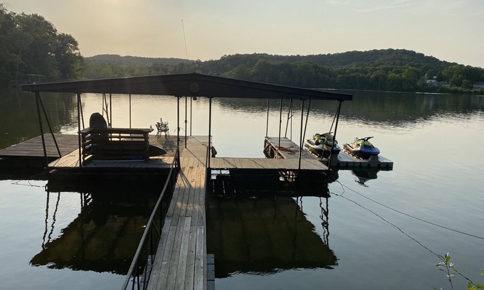 Lake of the Ozarks Cabina | 1000 Ft Quiet Lakefront w/ Kayaks, Fishing, Hiking Creek, Hunting & Private Dock