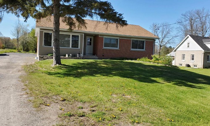 Leeds and the Thousand Islands Casa | 1000 Islands Bungalow (Across Casino)