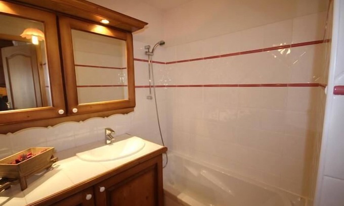 Bisanne 1500 Apartamento | A 100m de las pistas de esquí, Planta baja, balcón, parking, tv, local para esquís, 45m²