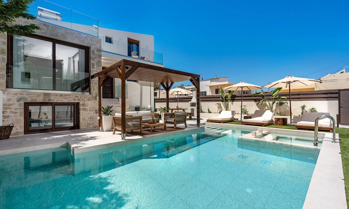 Rethymno Villa | A 100 m de la playa, piscina para niños, ping pong, sauna y gimnasio, tumbonas privadas.