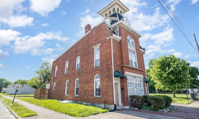 Middletown Apartamento | 101 Crawford Street unit B · Funky Firehouse Renovated into Modern 2 BDR/1 Bath