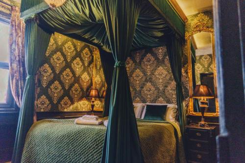 York Casa | 101 House At The End. Witchcraft & Wizardry House