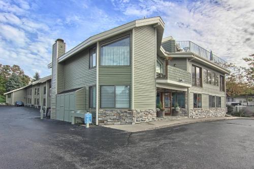 Charlevoix Casa | 102 Pointes North Inn
