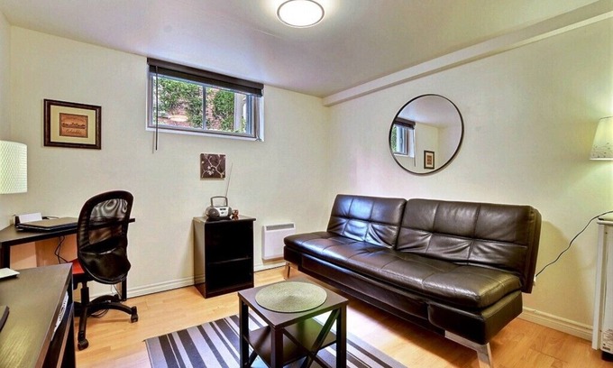 Cote-Des-Neiges—Notre-Dame-De-Grace Apartamento | # 102 cálido y amueblado con buen gusto