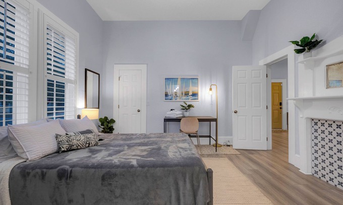 Urban Core Casa | 1026- Single Level Home, 1 Mile to Vystar/Arenas, Sleeps 10, Pet & Kid Friendly