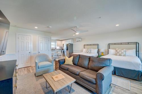 Surf City Apartamento | 103 Queen ADA & Pet Friendly Suite, 1st Floor Sundown