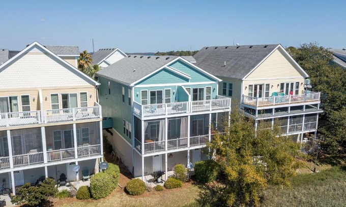 Waters Edge Casa | 103 WATERS EDGE ~ 3Bed/3Bath Townhouse~ Pool~Fishing Dock