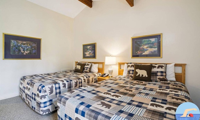 West Bridgewater Hotel | Habitación estándar de lujo con dos camas Queen en el primer piso con piscina climatizada