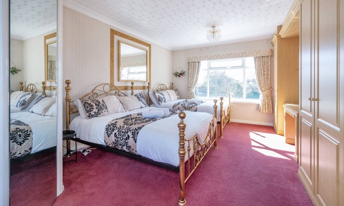 Batley Casa | 105 Setup for Your Most Relaxed & Amazing Stay + Free Parking + Free Fast Wifi