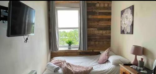 Sketty Casa | 106 Brynmill - Room 6 - Sea views