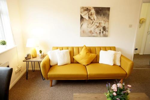 Ashford Casa | 10BH Dreams Unlimited- Budget Heathrow Long stay Apartment with FREE PARKING