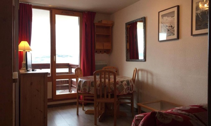 Vallandry Apartamento | 180m del centro estación, 1.o piso, vista valle, balcón, tv, local para esquís, 24m²