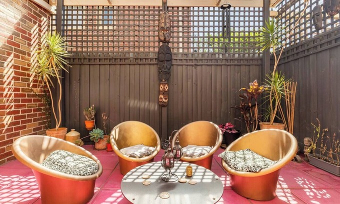Brighton East Casa | 10min drive to the beach, superb private self contained bedroom, bathroom & WIR