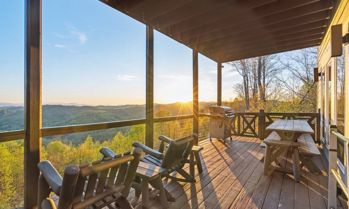 Wolf Laurel Casa | 10min to Hatley Pointe~Views~ HotTub~ FirePit