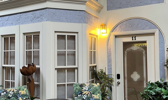 Lorain Apartamento | #11 2-bedroom apartment in historic Lorain, across from Palace Theatre.
