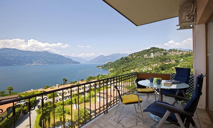 Villaggio Belmonte Apartamento | Apartamento de 1½ habitaciones con balcón y vista al lago impresionante en una residencia con piscina