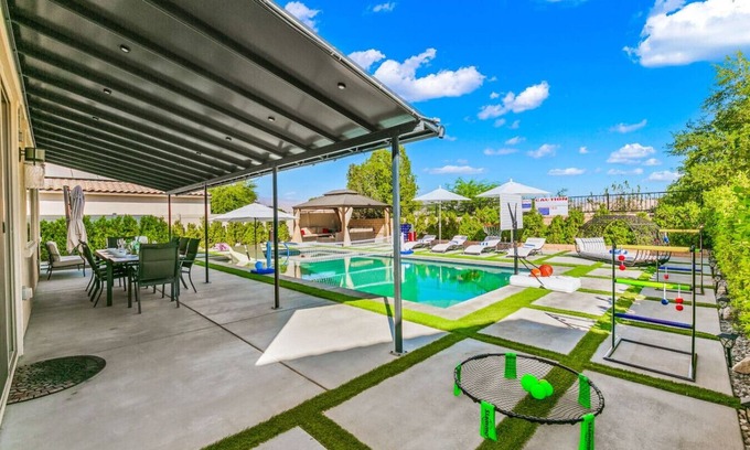 Coachella Casa | 11 Beds,Pool table,Ping Pong,Volleyball+Basketball