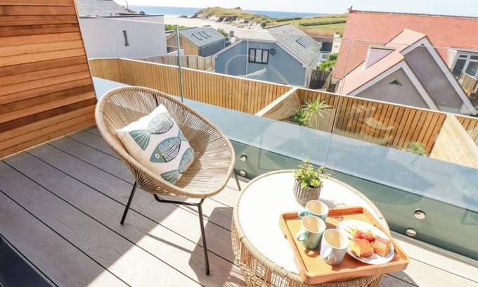 Porth Cabaña | 11 EBBTIDE, pet friendly, character holiday cottage in Porth