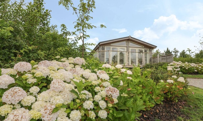 Lower Trengale Cabaña | 11 FARAWAY FIELDS, pet friendly, luxury holiday cottage in Dobwalls