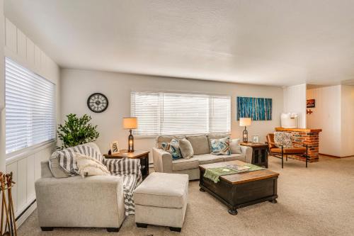 Burney Casa | 11 Mi to Burney Falls Charming Home with Fireplace