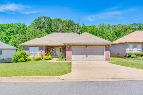 Little Rock Casa | 11 Mi to Dtwn Little Rock Home with Large Deck!