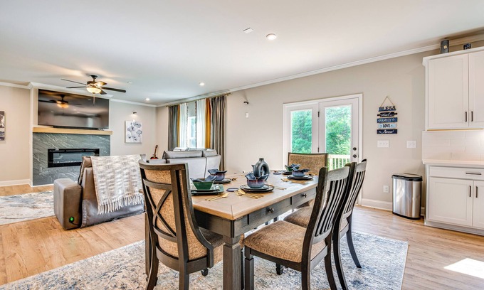 Ben Hill Casa | 11 Mi to Dtwn: Luxe Atlanta Retreat w/ Deck & Yard