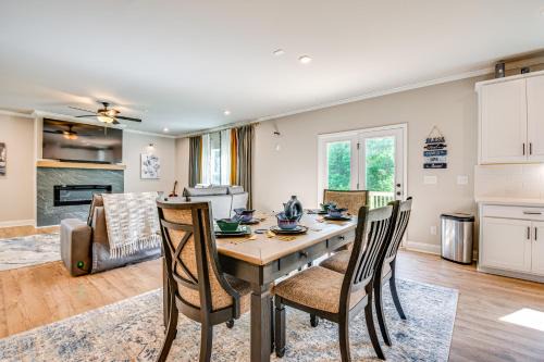Ben Hill Casa | 11 Mi to Dtwn Luxe Atlanta Retreat with Deck and Yard