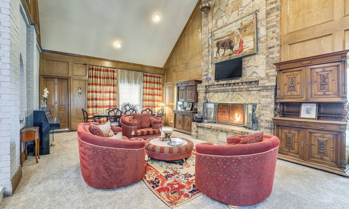 Cookes Meadow Casa | 11 Mi to Dtwn: Luxe Home w/ Pool in Fort Worth