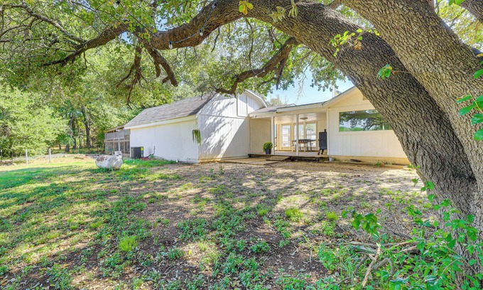 Waco Apartamento | 11 Mi to Dtwn Waco: Pet-Friendly Home w/ Deck