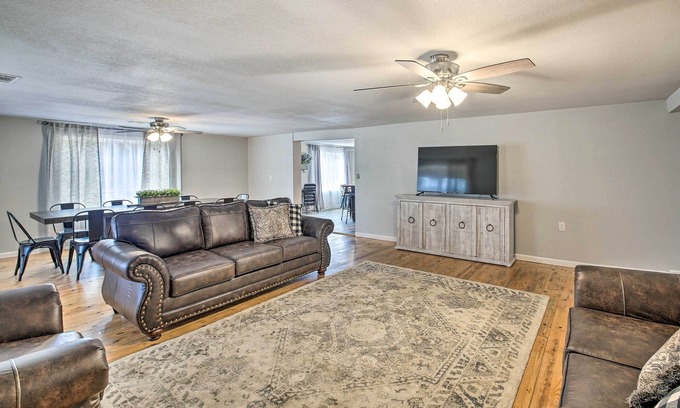 Royal Casa | 11 Mi to Lake Ouachita: Family Cabin w/ Yard