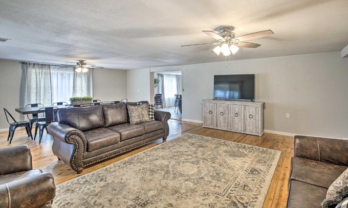 Royal Casa | 11 Mi to Lake Ouachita Family Cabin with Yard