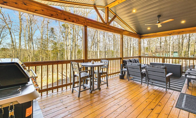 Royal Cabina | 11 Mi to Marina on Lake Hamilton: Cabin Getaway
