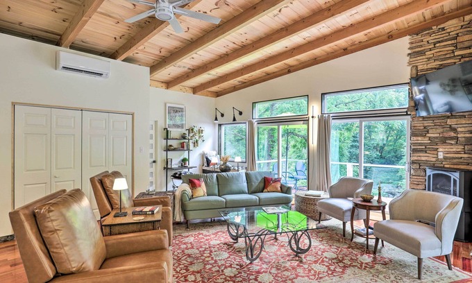 Burnsville Casa | 11 Mi to Wolf Ridge Ski Resort: Burnsville Escape