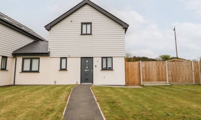 Brynteg Cabaña | 11 PARC DELFRYN, pet friendly, character holiday cottage in Benllech