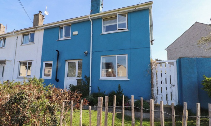 Elim Cabaña | 11 PENYGROES, pet friendly, with a garden in Llanddeusant