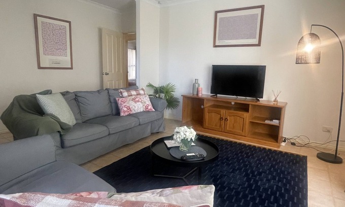 Innaloo Casa | 11 Secluded Shaw Family Home close to shops & beach Sleeps 6