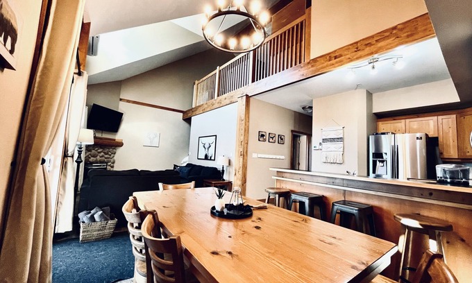 East Kootenay Condominio | ¡El mejor valor en el Mtn! Un hermoso Ski-In / Out 3 Bed 3 Bath, capacidad para 12 y HotTub