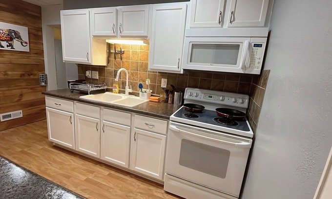 Dubuque Apartamento | 1103#201-Charming 2-bedroom apartment with AC, WiFi in brilliant Dubuque